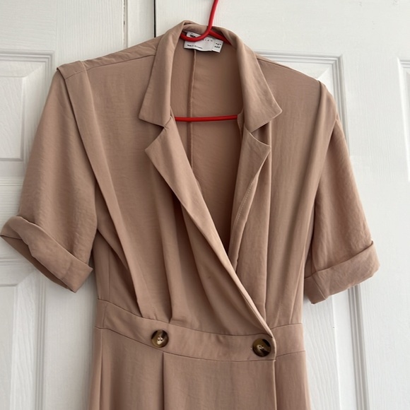 ASOS DESIGN- wrap tax midi dress with shoulder pads - Picture 5 of 6